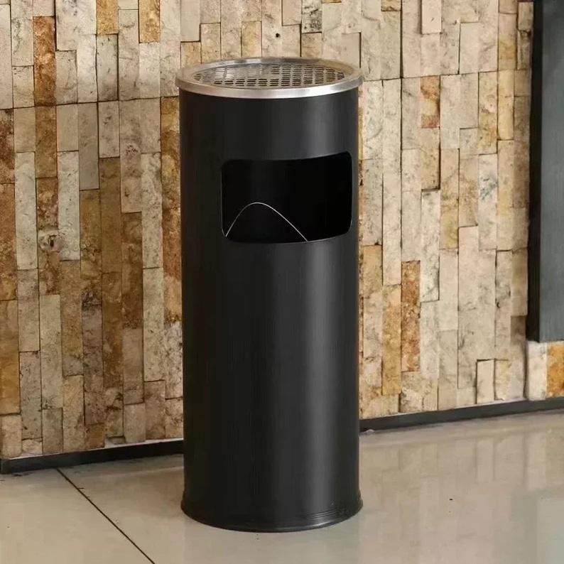 Металлический мусорный бак